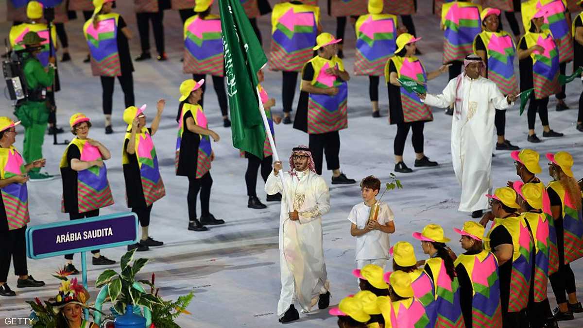 الوفد الولمبي السعودي يحمل علم المملكة في حفل الافتتاح
