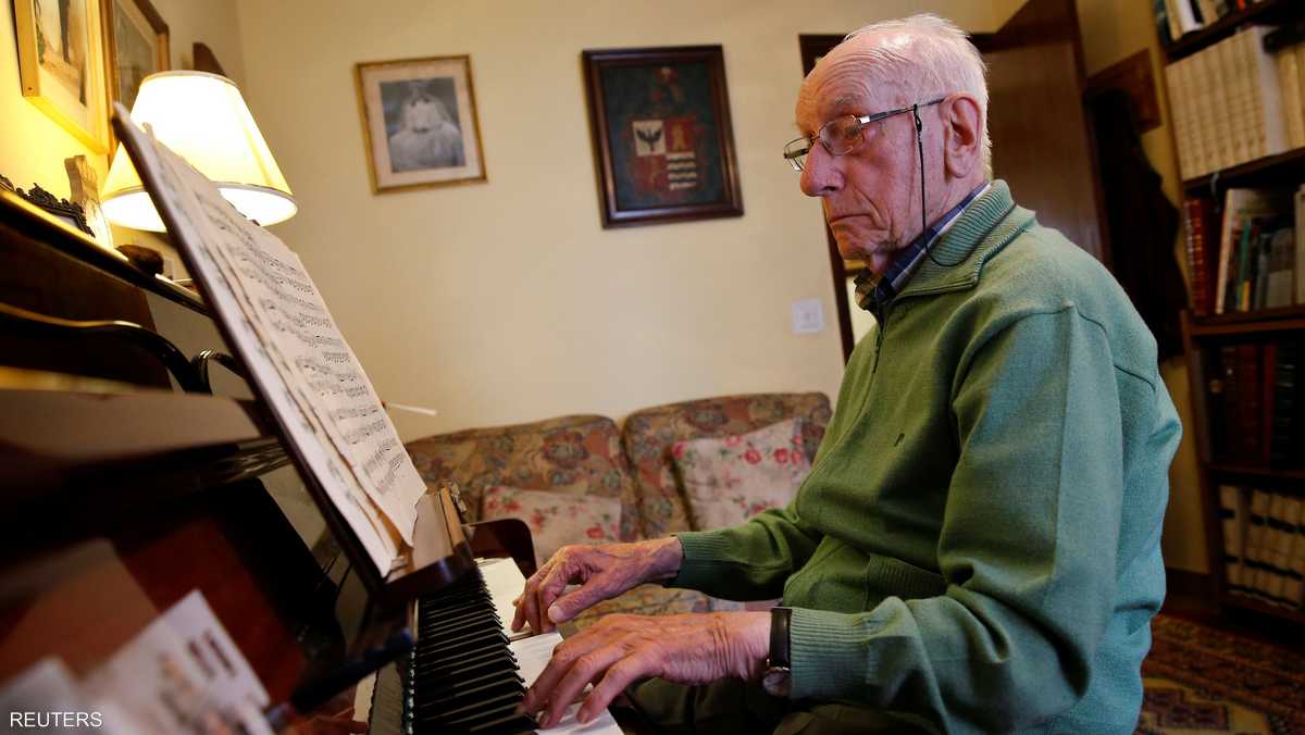 بيدرو رودريغيز (106 أعوام) يمارس هوايته في عزف البيانو