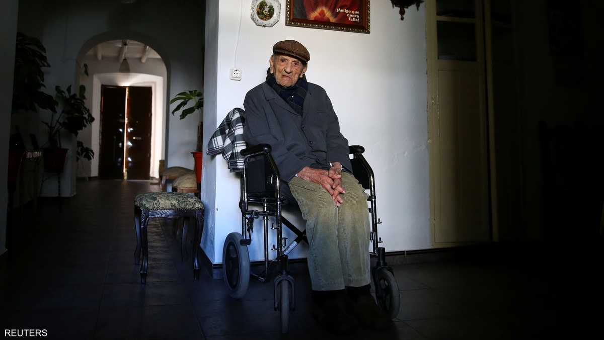 فرانسيسكو نونيز(112 عاما) يفضل العيش في منزل ابنته عوضا عن بيوت المنسنين التي لا يحبها