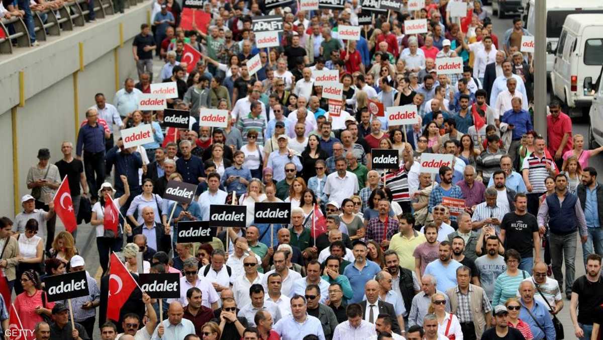 آلاف الأتراك في مسيرة احتجاج طولها 450 كيلومترا