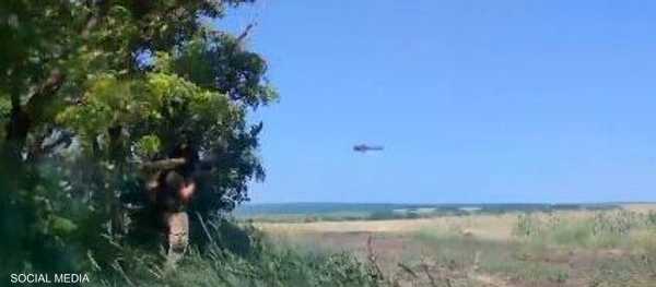 لحظة سقوط صاروخ روسي على مركز تجاري مكتظ في أوكرانيا .. واستهداف طائرة "القرش الروسي" بصاروخ كتف -فيديو
