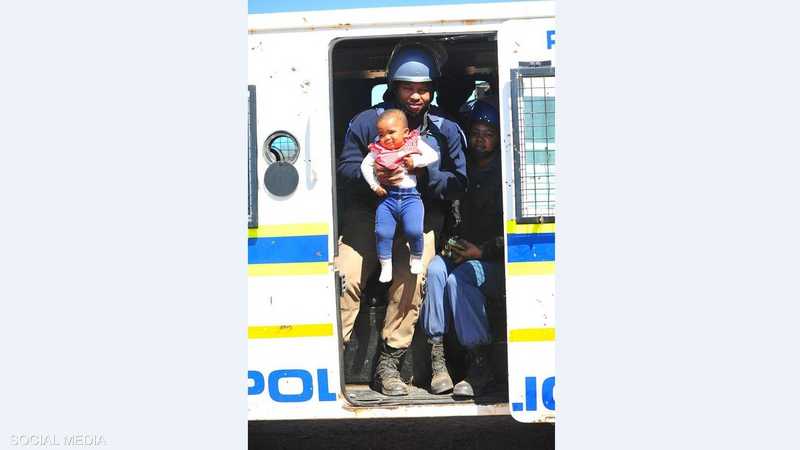 الطفلة مع أفراد الشرطة بعد إنقاذها