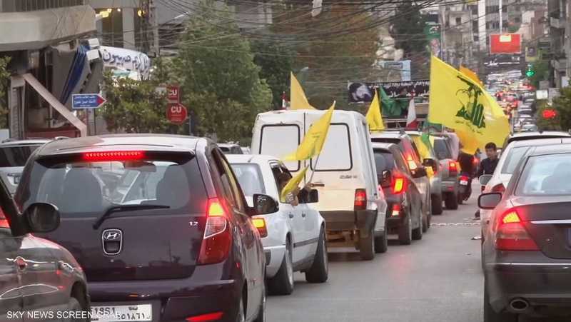 علم حزب الله على تمثال الحريري