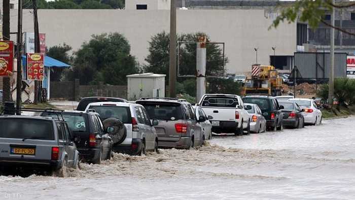 مياه الأمطار تغمر أحد الطرق في ليبيا