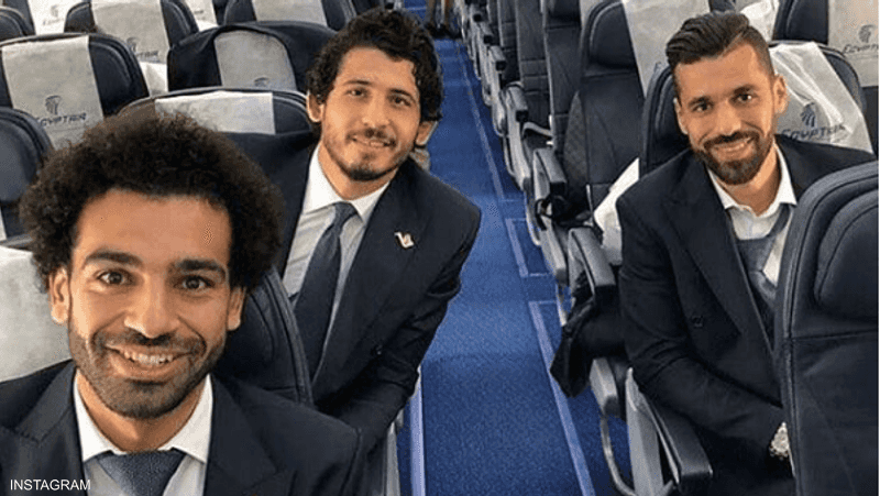 محمد صلاح وأحمد حجازي وعبد الله السعيد في الطائرة