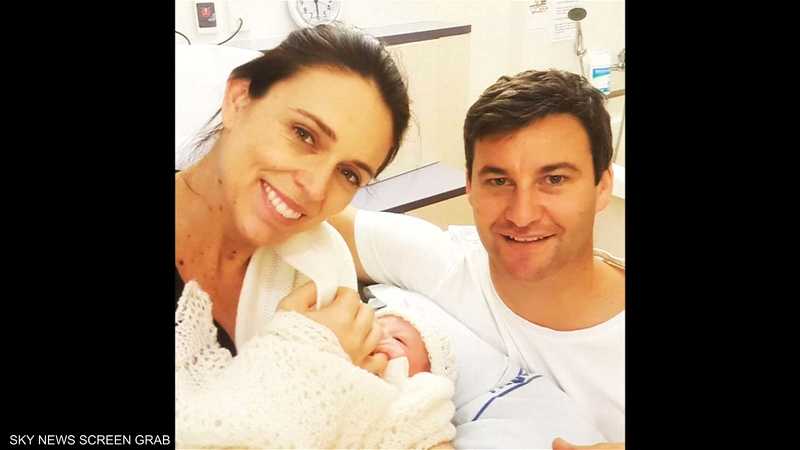 رئيسة وزراء نيوزيلندا مع مولودتها