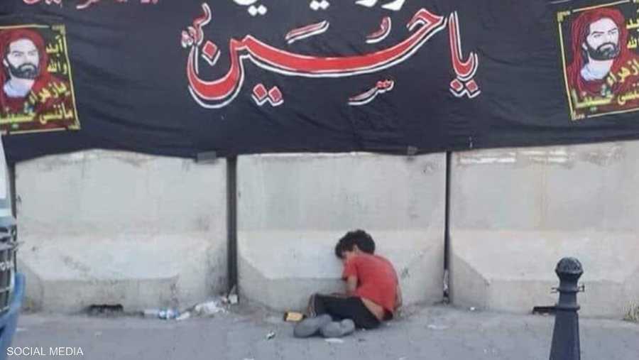 طفل عراقي ينام بالشارع