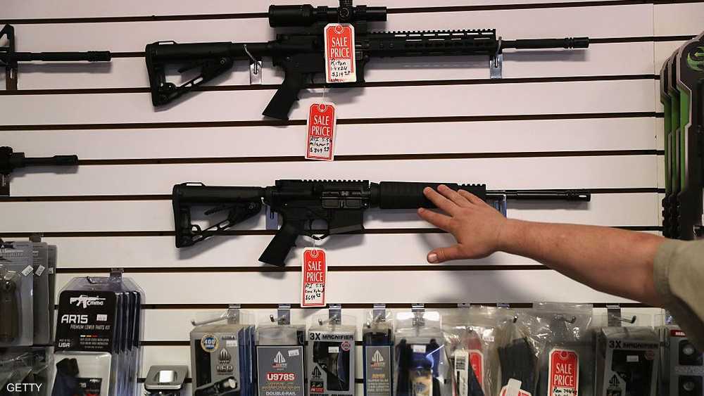 يمكن شراء بندقية AR-15 بسهولة من المتاجر الأميركية.