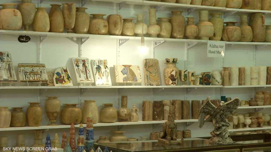 مصريون يتقنون صناعة تماثيل فرعونية من المرمر