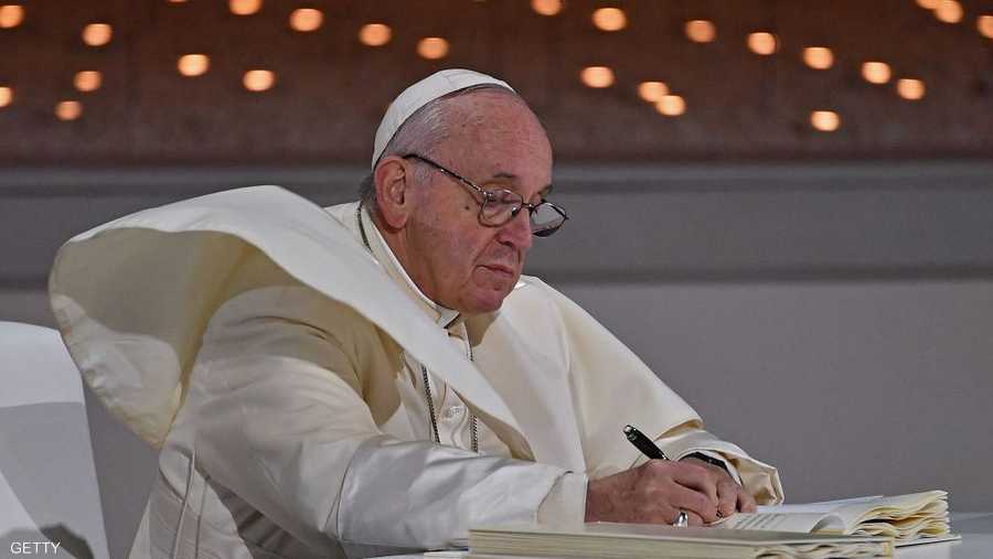 البابا فرنسيس خلال توقيعه على وثيقة الأخوة الإنسانية
