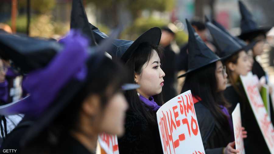 وفي كوريا الجنوبية، ارتدت نساء عباءات سوداء وقبعات مدببة ضد ما وصفن بأنها "مطاردة ساحرات" للنسويات في مجتمع محافظ بشدة.