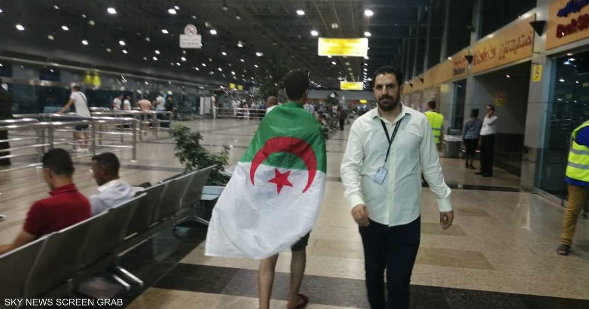 مصر تنهي أزمة الجزائريين العالقين بمطار القاهرة   أخبار سكاي نيوز عربية