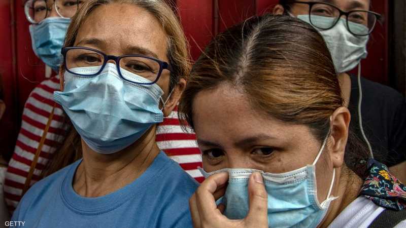 نساء في الفلبين يرتدين كمامات صحية للوقاية من المرض