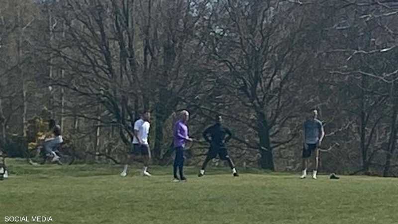 مورينيو رفقة 3 لاعبين في إحدى حدائق لندن