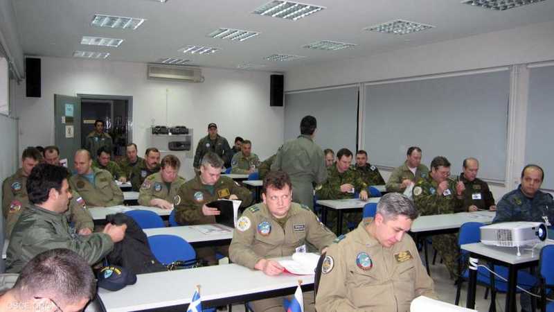 استعدادات طاقم طائرة روسية قبل تحليقها فوق اليونان مارس 2007