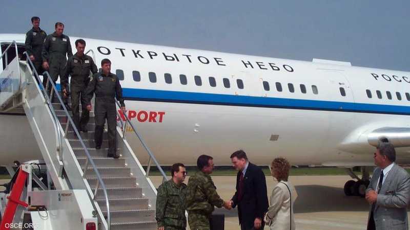 طاقم طائرة روسية يصلون أميركا عام 2000 قبل قيامهم بطلعة جوية