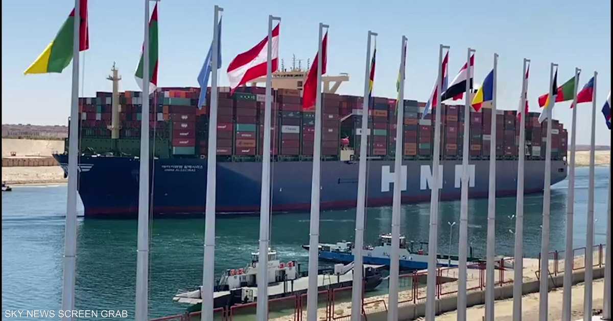 أكبر سفينة حاويات في العالم تعبر قناة السويس   أخبار سكاي نيوز عربية