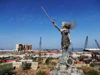 تمثال للفنانة اللبنانية حياة ناظر مصنّع من أنقاض مرفأ بيروت