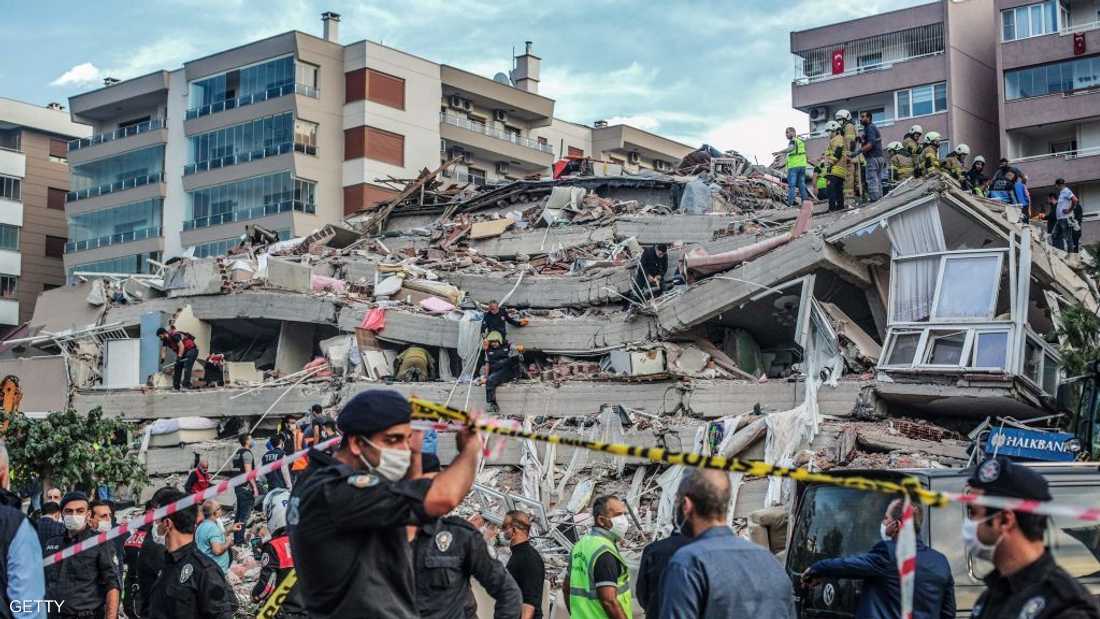 انهيار مبنى بسبب الزلزال الذي ضرب أزمير في تركيا