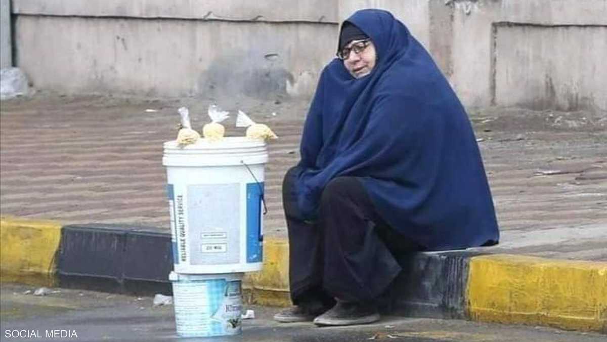 صورة "سيدة المطر" هزت مشاعر المصريين