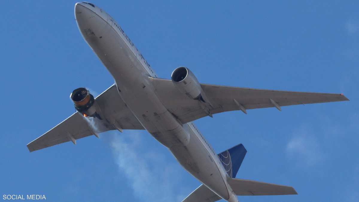 محرك الطائرة يطلق الدخان في الهواء