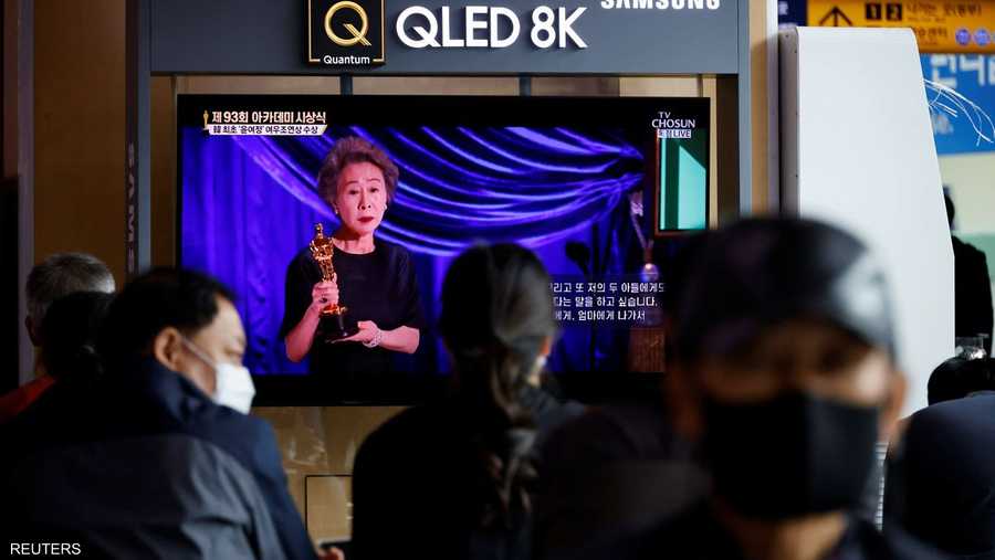الجمهور في سيول بكوريا الجنوبية، يشاهد تقريرا عن فوز يون يوه جونغ بجائزة أوسكار أفضل ممثلة مساعدة.