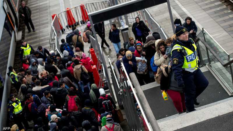 الشرطة السويدية ترافق عددا من المهاجرين الذين وصلوا ستوكهولم