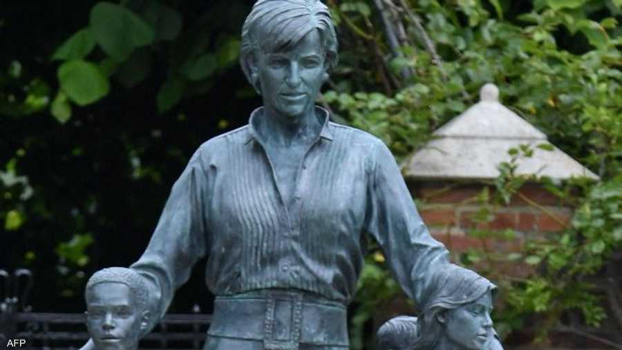 نصب التمثال جاء تكريما للأميرة ديانا، التي توفيت في حادث سيارة في باريس عام 1997.
