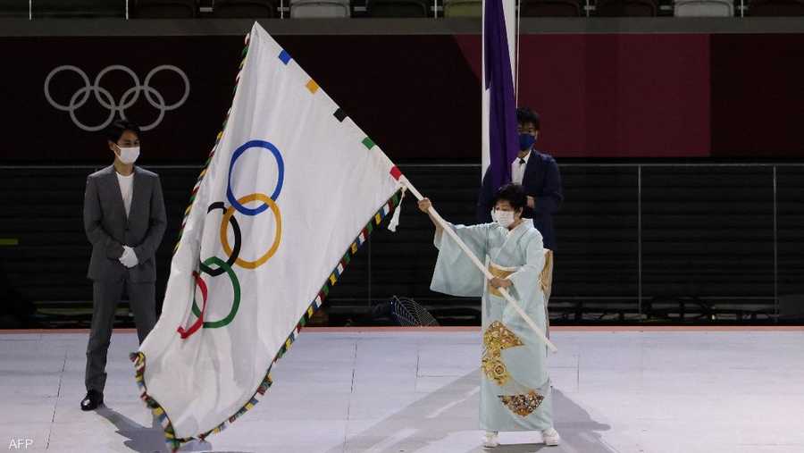 عمدة طوكيو تسلم العلم الأولمبي