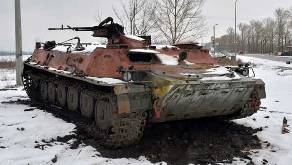 آلية عسكرية روسية مدمرة على مدخل خاركيف، السبت.