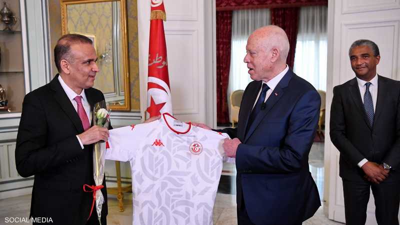 قيس سعيد يستلم قميص المنتخب التونسي