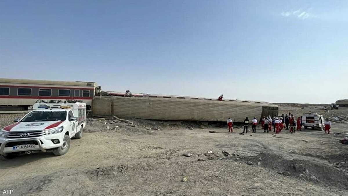 دماء على القضبان.. قتلى وعشرات المصابين في حادث إنقلاب قطار بـ إيران 3