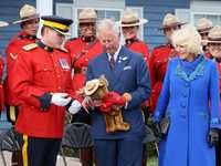 تشارلز يحمل دمية خلال زيارته كندا