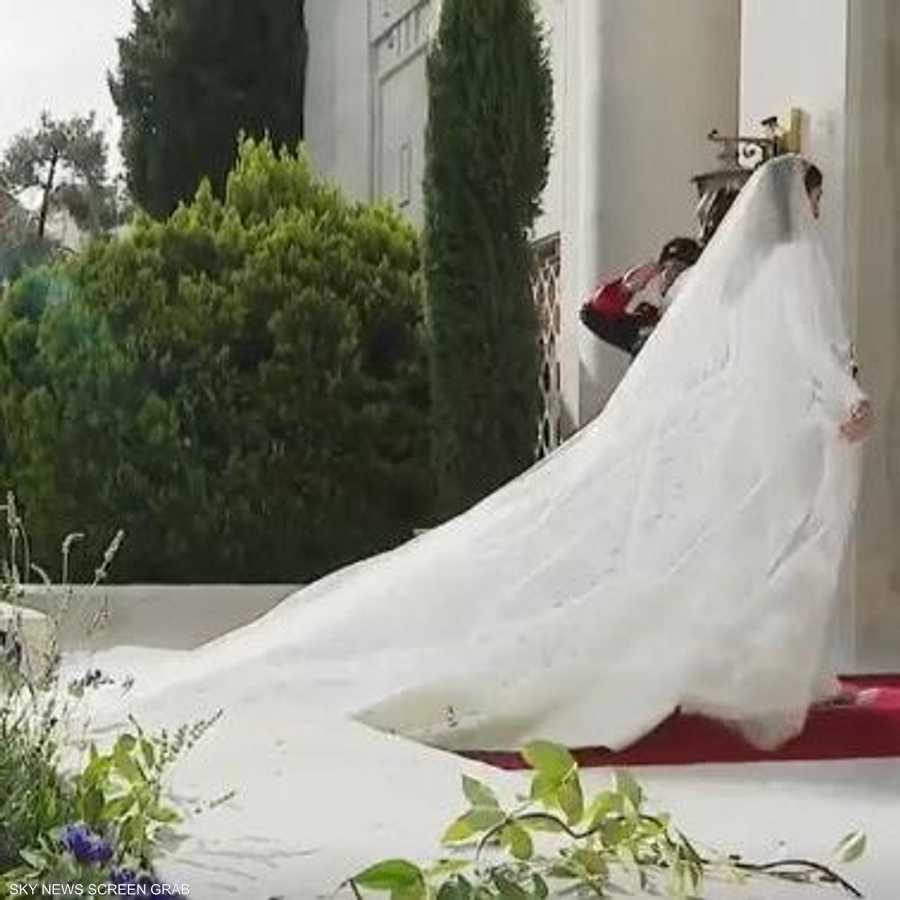 وصول العروس رجوة آل السيف إلى قاعة الزفاف