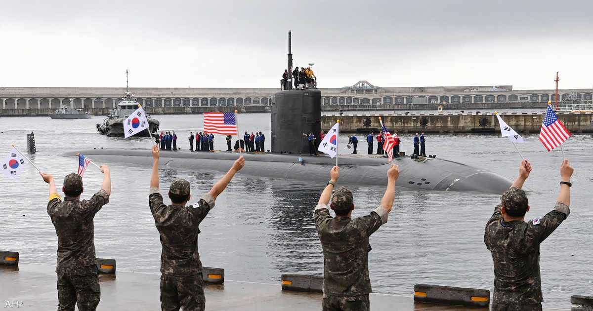 A South Korean port receives an American nuclear submarine