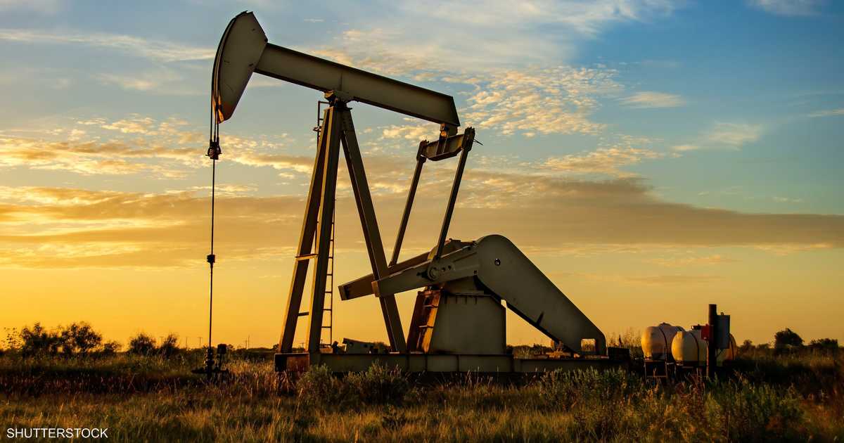 النفط عند أدنى مستوى في 7 أسابيع بفعل زيادة مفاجئة بالمخزونات الأميركية