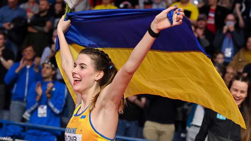ياروسلافا رفعت علم أوكرانيا عاليا