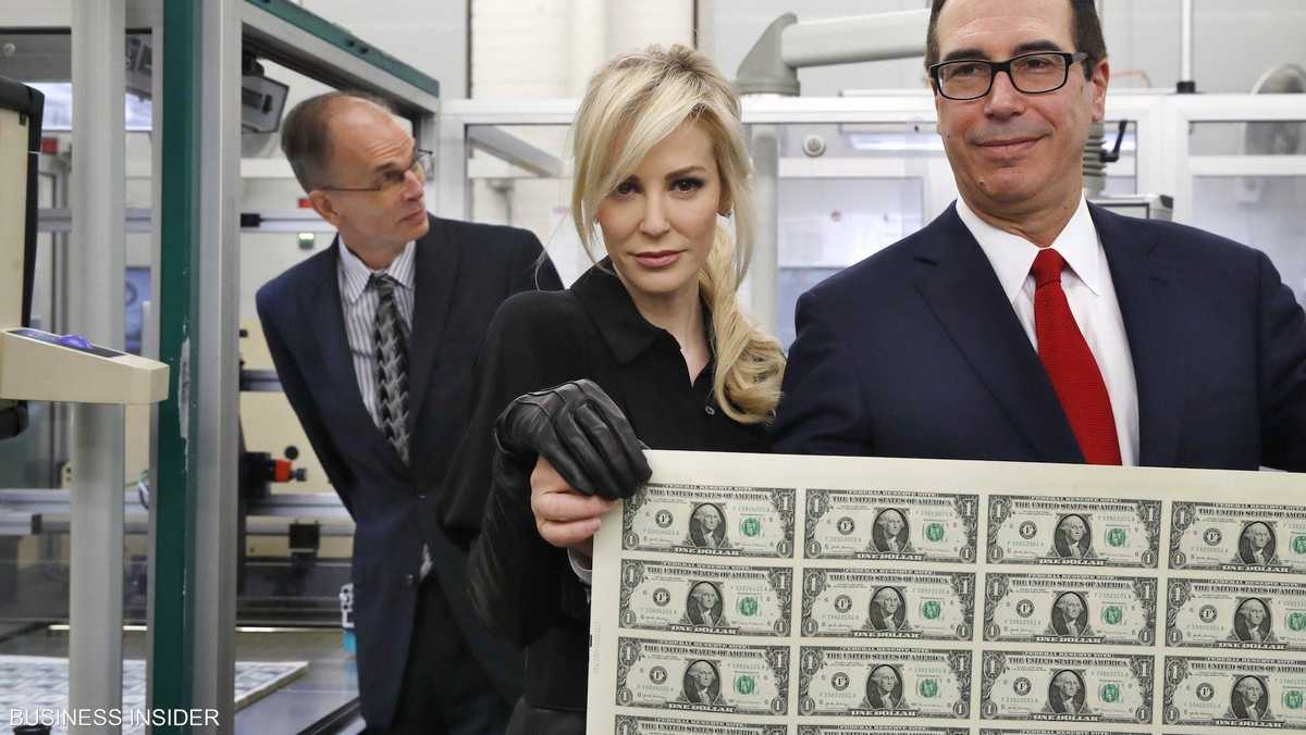 منوتشين وزوجته وشريحة الدولارات