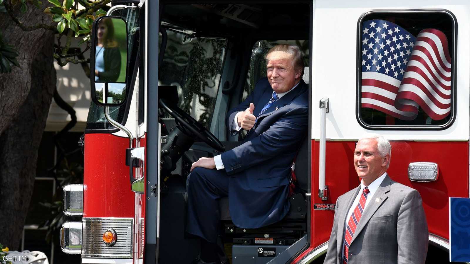 ترامب يقود إحدى الشاحنات