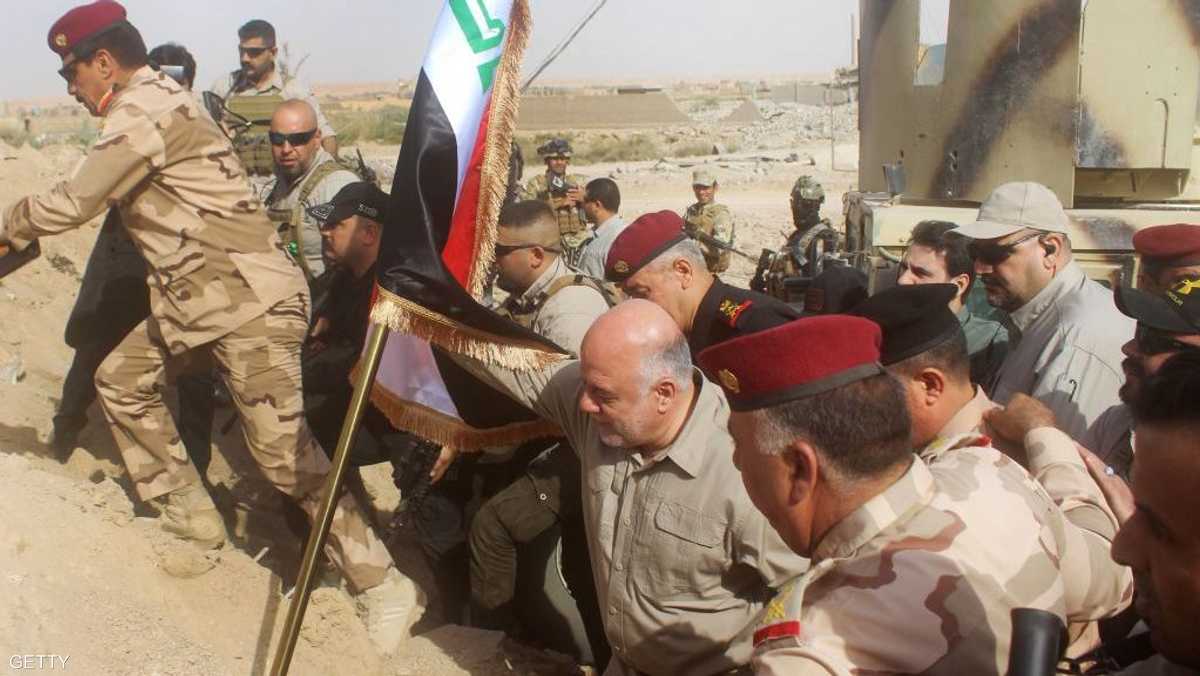 العبادي خلال زيارة ميدانية سابقة لمحاور قتال داعش.