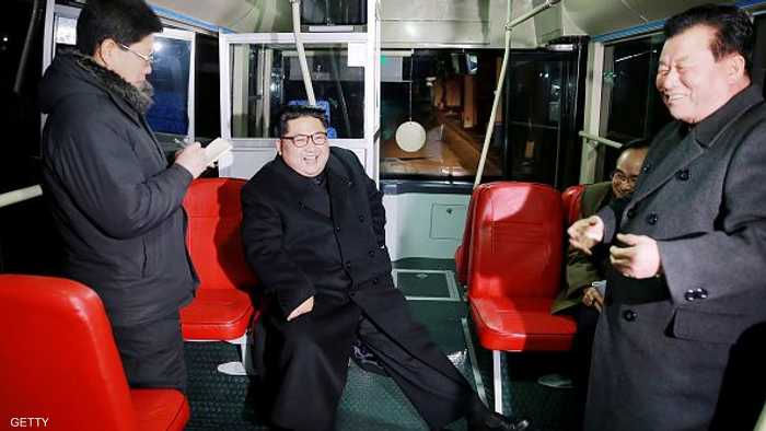 زعيم كوريا الشمالية يتفقد الحافلة الجديدة.