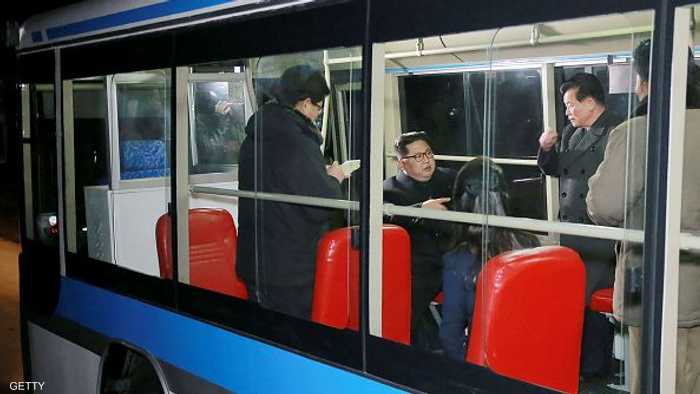 كيم جونغ أون يجوب بيونغ يانغ بالحافلة الجديدة.