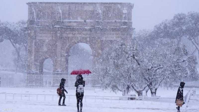 سياح في روما عالقون وسط الثلوج,