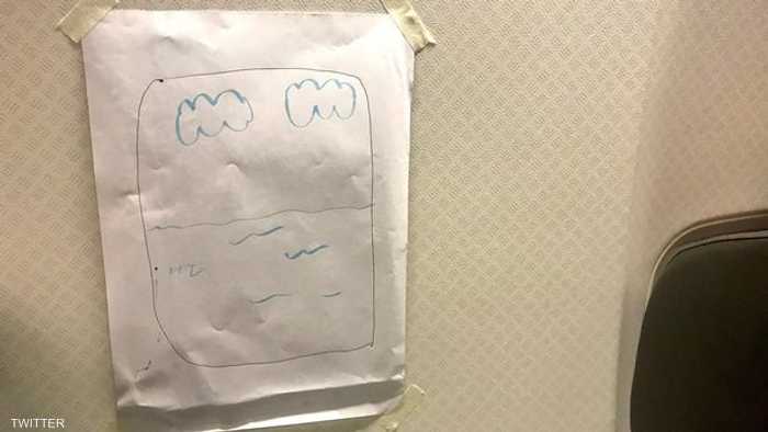 المضيفة رسمت نافذة تظهر منها غيوم وعلقتها عند مقعد المسافر