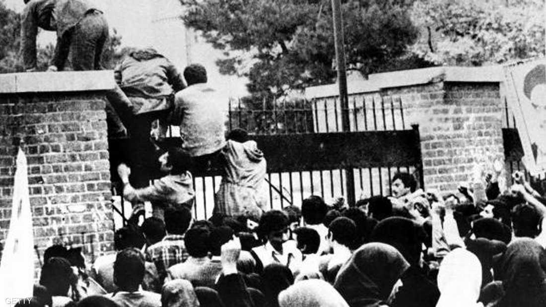 إيرانيون يقتحمون السفارة الأميركية في طهران عام 1979 (أرشيف)