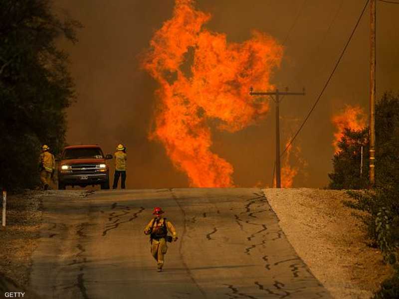 الرياح القوية تهدد بتأجيج حرائق الغابات في كاليفورنيا أخبار سكاي