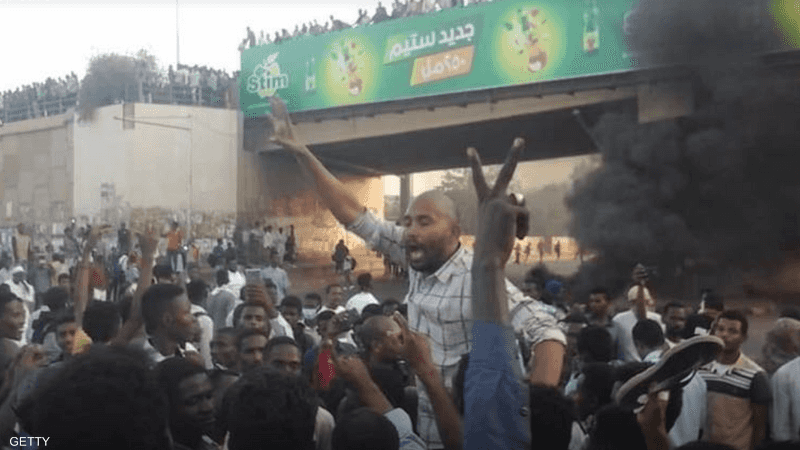 الشرطة السودانية تفرق متظاهرين بـ"قنابل الغاز" 1-1210648.PNG