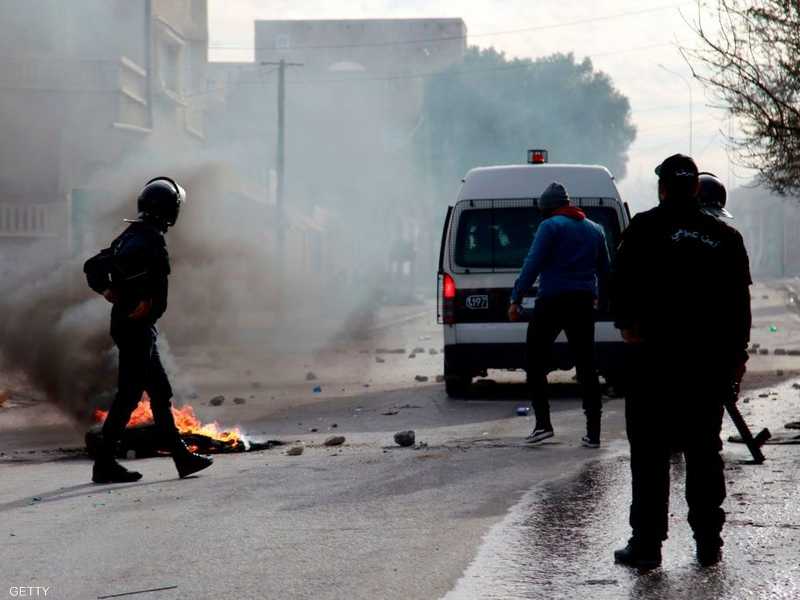استخدمت قوات الأمن الغاز المسيل للدموع لتفريق المتظاهرين