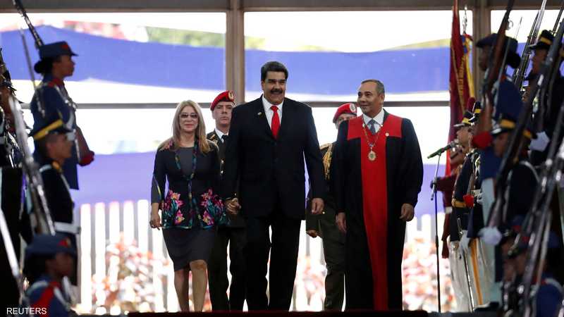 مادورو يسير برفقة زوجته خلال حفل حفل أداء اليمين