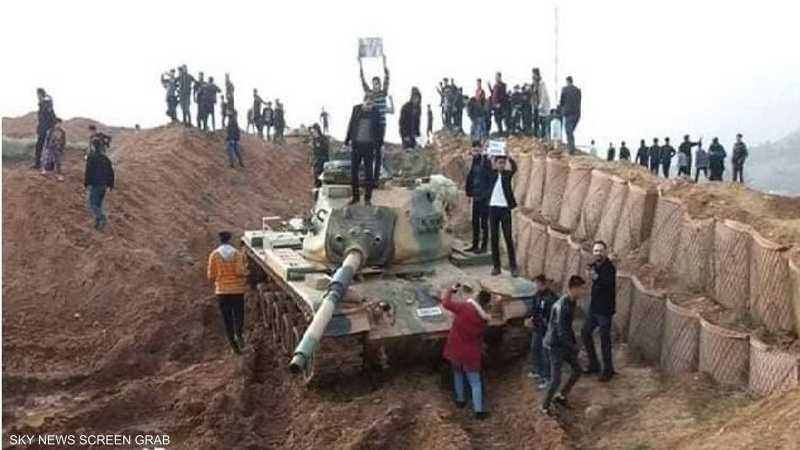 أهالي بلدة عراقية يقتحمون معسكرا للقوات التركية 1-1221609.jpg